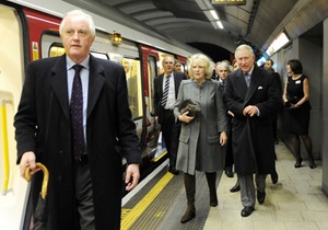 Принц Чарльз спустился в метро впервые за четверть века