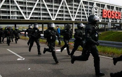 В немецком Штутгарте митингующие подрались с полицией