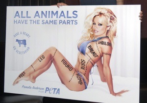 Памелу Андерсон сравнили с коровой в рекламе PETA