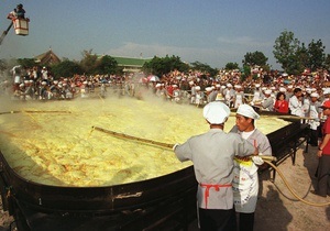 Братство гигантского омлета. В Бельгии приготовят полуторатонное блюдо из яиц