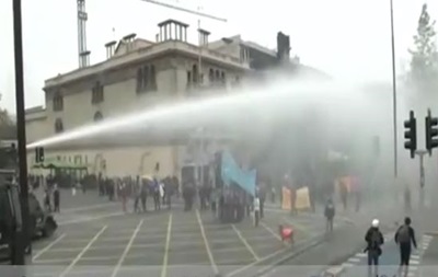 В Чили школьники подрались с полицией