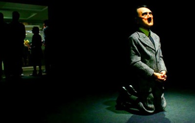 Статуя стоящего на коленях Гитлера продана за 17 млн долларов