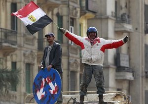 КС снова признал парламент Египта нелегитимным. Тысячи сторонников Мурси протестуют