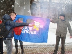 В Хмельницком вызвали на допрос депутатов от Свободы в связи с сожжением флага ПР