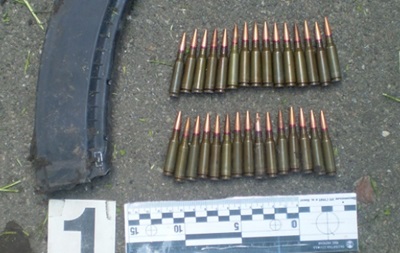 В Киеве во дворе дома нашли гранату и боеприпасы