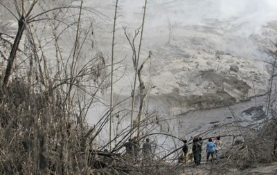 Из-за извержения вулкана в Индонезии погибли шесть человек