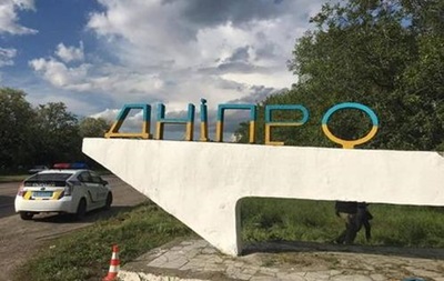З в їздної стели в Дніпро зрізали непотрібні букви
