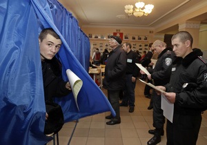 КИУ: В Херсонской области в очереди на голосование подрались милиционеры