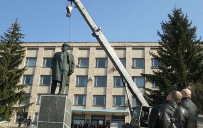 В Полтавской области снесли бронзового Ленина