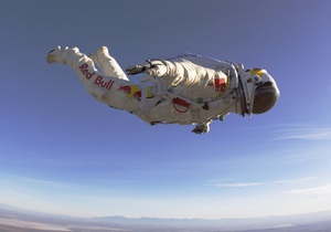 Рекордный прыжок парашютиста из стратосферы переносится из-за непогоды (обновлено)
