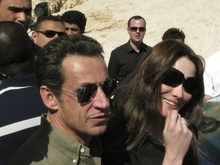 Карла Бруни заявила, что пока не замужем за Николя Саркози