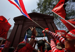 В Таиланде оппозиционеры попытались взять штурмом здание парламента