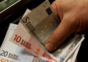 Евро на межбанке незначительно вырос
