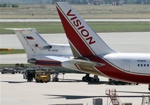 Самолет с задержанными в США россиянами прибыл в Вену