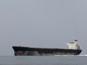 У берегов США столкнулись два грузовых судна. В воду попало 80 тысяч литров нефти