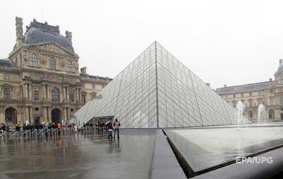 Лувр закрили через повені в Парижі