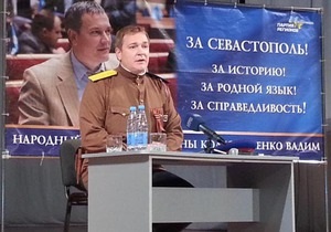 Колесниченко пришел на встречу с журналистами в форме офицера Красной армии