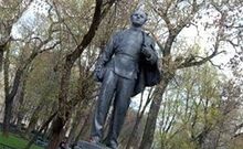 Гроза в Москве расколола памятник юному Ленину на три части