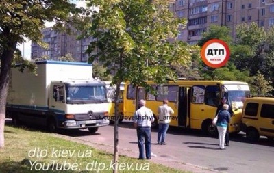 В Киеве столкнулись две маршрутки: четверо пострадавших