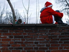 Венгерские власти просят не целовать Санта-Клаусов