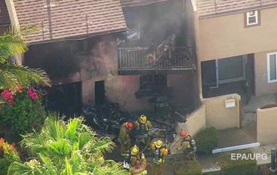 В США самолет упал на жилой дом: есть погибшие