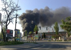 новости Киева - Крупный пожар в Киеве: возле метро Выдубичи горит склад бумажных изделий