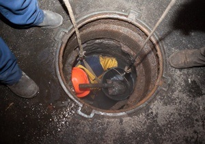 новости Киева - Киевводоканал - канализация - В Киеве на Подоле коммунальщики достали около двух тонн жира из канализации