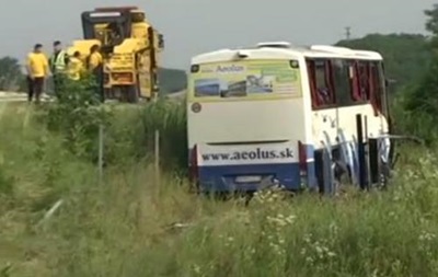 У Сербії автобус з туристами злетів з дороги, є жертви