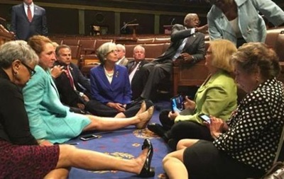 Демократы в конгрессе США устроили сидячую забастовку