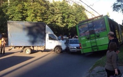 В Харькове столкнулись Skoda, Газель и троллейбус
