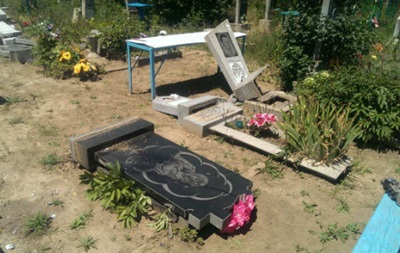 На Одещині вандали зруйнували понад 150 пам ятників на кладовищі