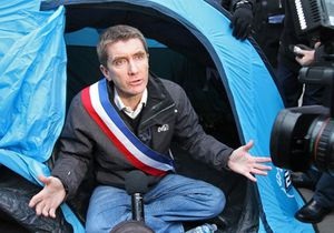 Мэр французского города объявил голодовку у парламента, требуя увеличить финансирование муниципалитета