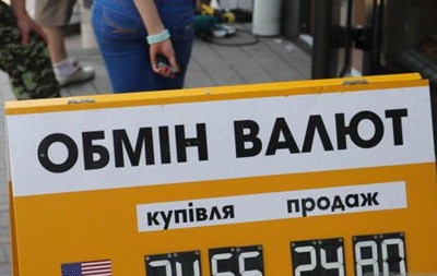 В Украину поступает все больше долларов