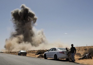 Силы Каддафи отбросили ливийских повстанцев на 30 км на восток