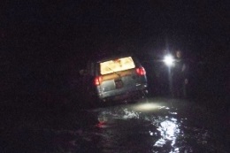 В Киеве автомобиль смыло в реку