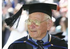 97-летний австралиец стал самым пожилым в мире выпускником вуза