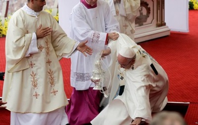 Папа Римский объяснил свое падение во время мессы
