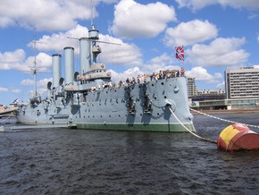 Коммунисты Петербурга требуют приставить подводную охрану к крейсеру Аврора