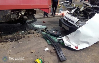 В Ровно водитель микроавтобуса врезался в грузовик