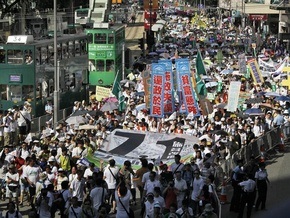 В Гонконге прошел 70-тысячный демократический марш