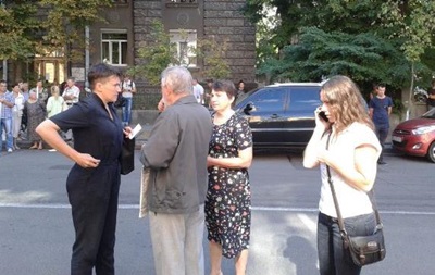 Під АП почався організований Савченко мітинг