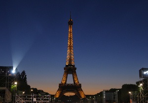 взрыв - эвакуация - Эйфелева башня - Париж - Эйфелева башня возобновила работу после эвакуации посетителей из-за возможности взрыва