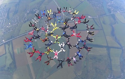 Українські парашутисти встановили новий рекорд