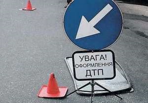 В Киеве автомобиль сбил двух детей на остановке