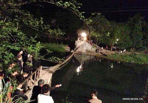 Новости Китая - новости города Фэнхуан - новости провинции Хунань рухнул мост -В Китае рухнул мост, на котором в этот момент находились десятки пешеходов
