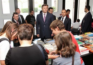 Янукович купил в Музее Акрополя книги для себя и внуков