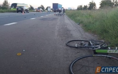 СМИ: Водитель фуры, сбивший велосипедистов под Киевом, уснул за рулем 