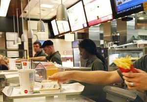 В шведском McDonald s мужчина проткнул себе десну гвоздем из гамбургера