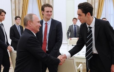 Кремль попросил ИА удалить фото Путина со студентами Итона