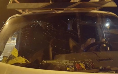 В Киеве грузовик столкнулся с микроавтобусом